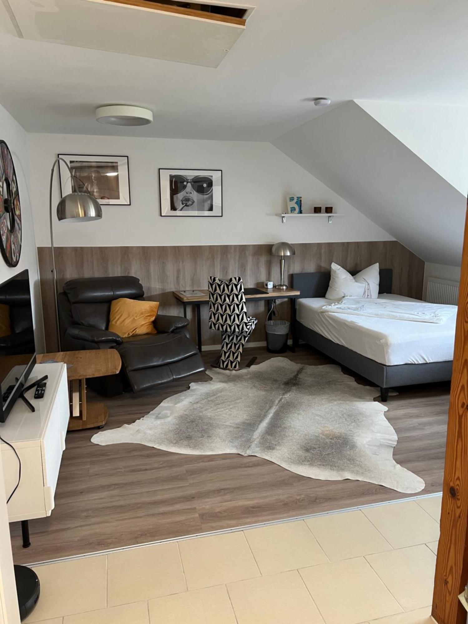 Grosse Gemuetliche Ferienwohnung Mit Klimaanlage, Parkplatz Inklusive Top ! Fürth エクステリア 写真